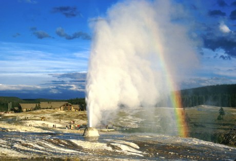 Beehive_geyser_yellowstone_groot